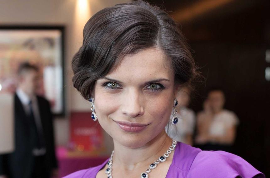 Пропавшая на 10 лет актриса Анна Азарова призналась, что покинула Россию из-за болезни сына