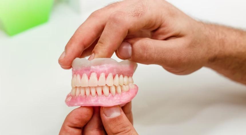 Пожилая женщина получила вместо вставной челюсти игрушечные зубы