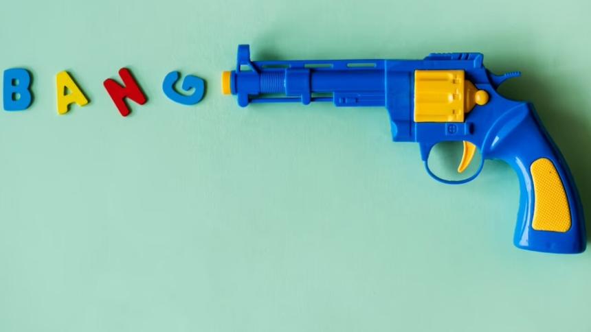 Школьник проверил бдительность охранников с помощью игрушечного пистолета