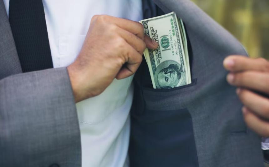 Вымогали деньги у педагогов: руководство петербургской школы арестовано по обвинению в коррупции