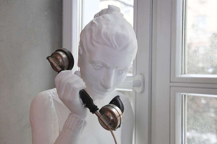 Называл «зайкой»: педофил по 50 раз в день звонил 9-летней дочери российского депутата