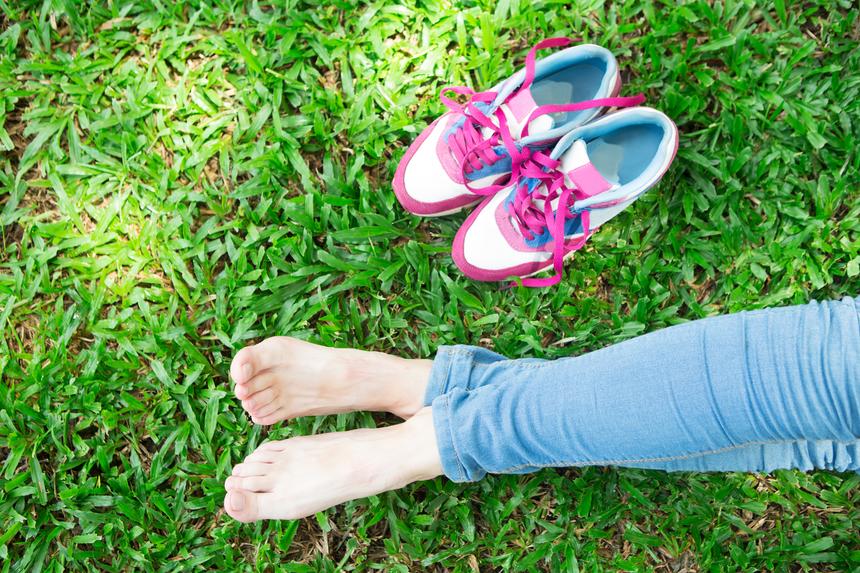 Ортопед дал ответ: хорошо или плохо ходить босиком