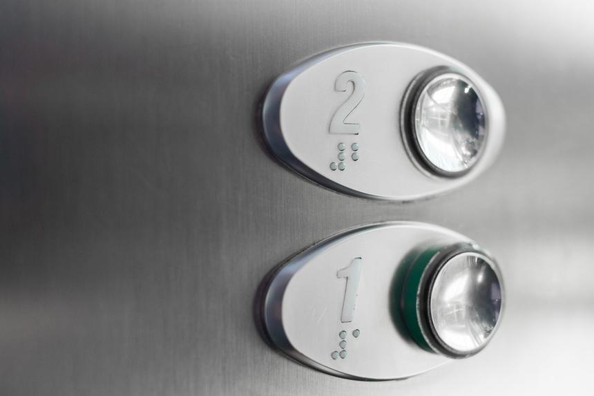 В Подмосковье пенсионер надругался над девочкой в лифте, пока ее сестра ехала в соседней кабине