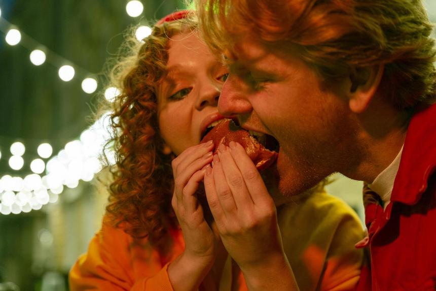 Гастроэнтеролог Вялов: как безобидные поцелуи и еда из одной тарелки могут привести к раку желудка