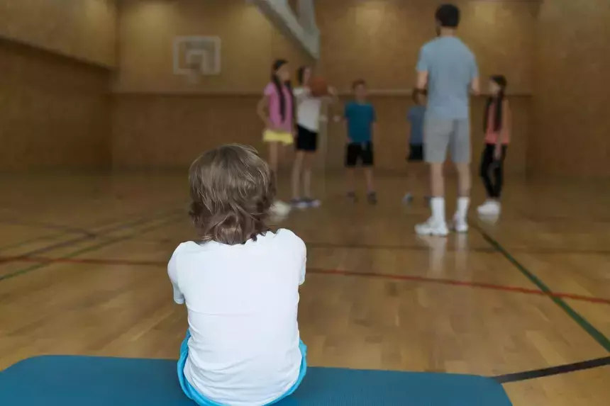 Двое подростков рассказали о том, как их регулярно совращал тренер спортшколы в Саратове