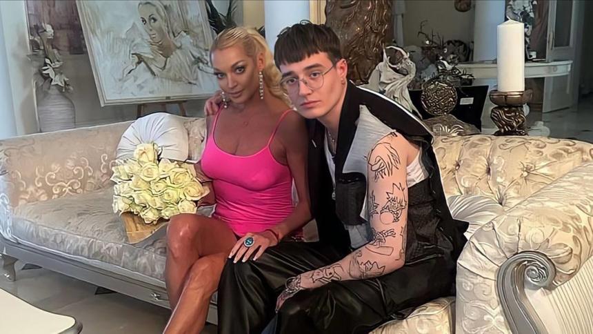 «Мы вместе»: балерина Анастасия Волочкова вывела в свет нового кавалера вдвое младше нее