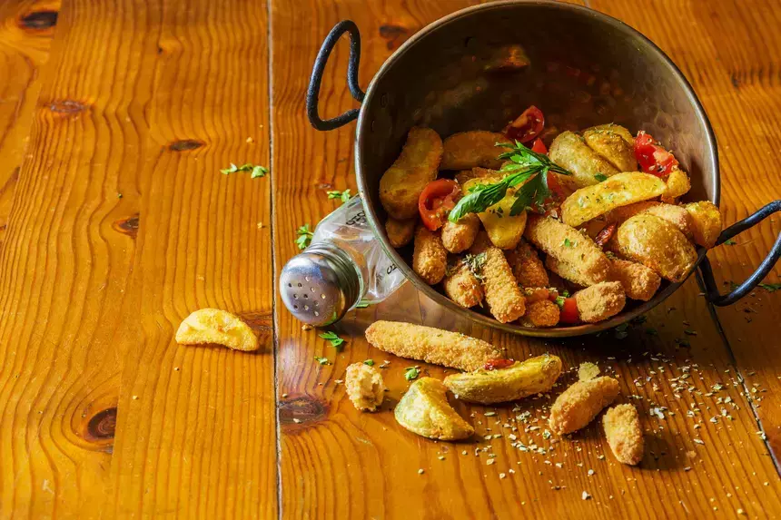 Мужчина съел еду соседа и получил пулю в ягодицы