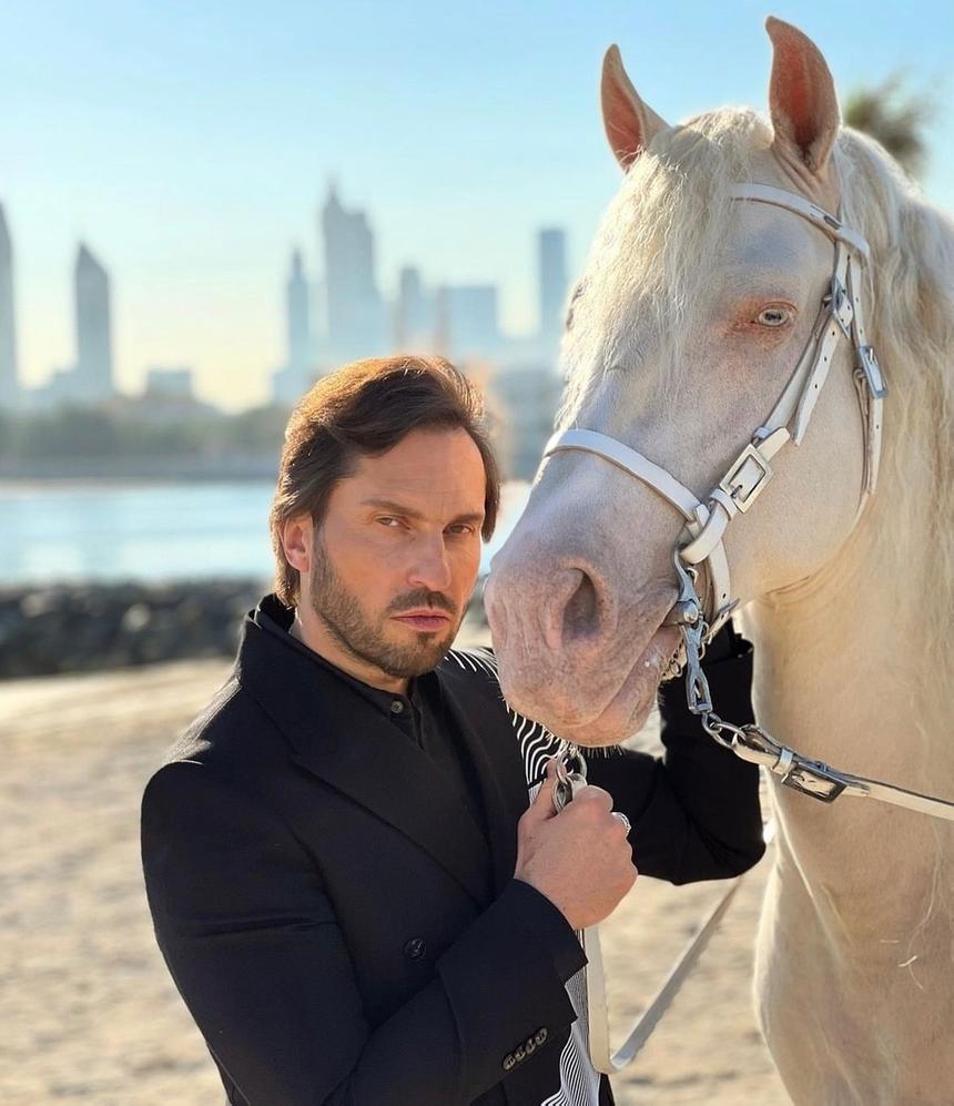 Из провинциала в эталон мужской красоты: хирург перечислила пластические операции Реввы