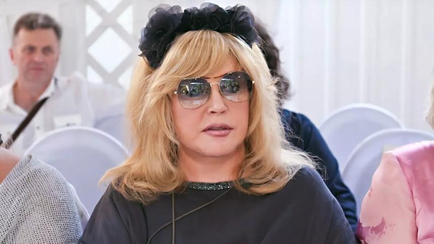 Вели бледную под руки: Пугачева еле поднялась на сцену к Макаревичу*, а после повисла на нем