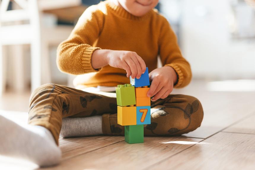 В Иркутской области 5-летняя девочка выстрелила в брата из пистолета во время игры