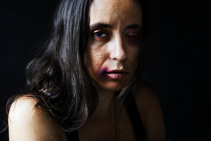 «Бью только своих баб»: житель Кольцово 10 лет издевался над женами, оставаясь безнаказанным