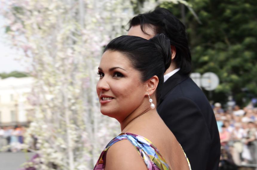 «Пора лечиться»: Анна Нетребко в смирительной рубашке ошарашила неожиданными новостями