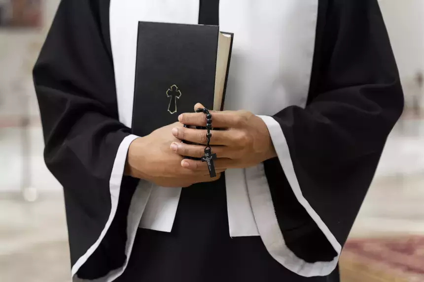 Священник растлевал ребенка с другого континента и предлагал ему деньги за интимные фото