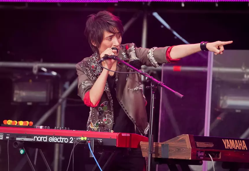 Обрывает все концы: Земфира* продала квартиру в Москве