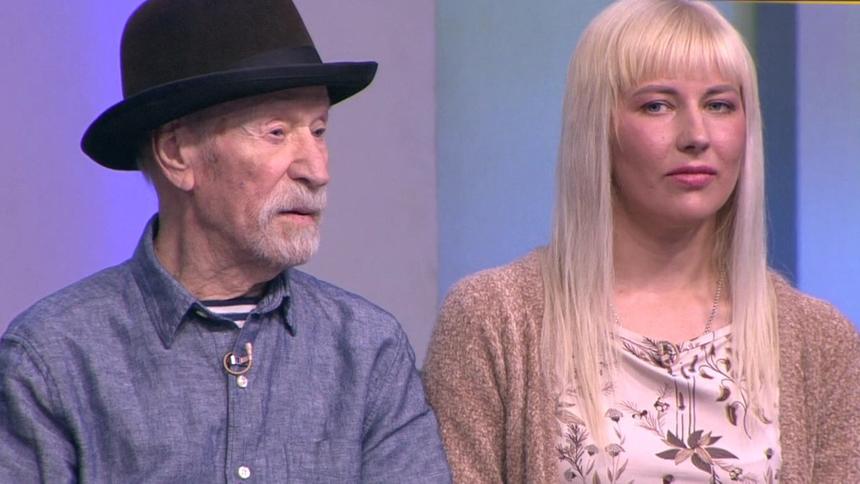 «Бывает, подкинет денежку. А так бесплатно»: 28-летняя помощница 92-летнего Краско рассказала об их романе