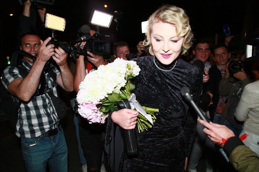 Уехавшая во Францию актриса Рената Литвинова продолжает зарабатывать миллионы в РФ