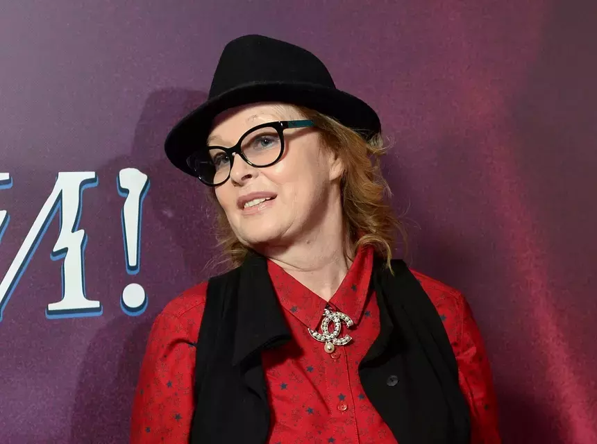 Прихрамывает, но улыбается: сломавшая позвоночник Лариса Удовиченко появилась на людях