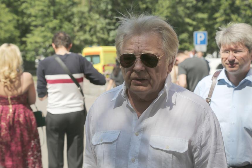 78-летний певец Юрий Антонов не может выступать, зато начал отношения с женщиной