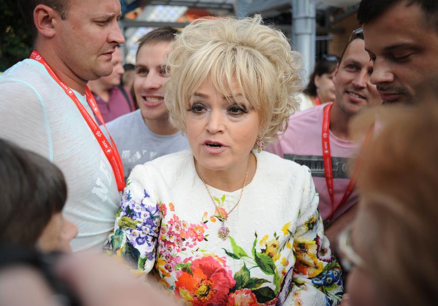 Шеи нет, глаза превратились в щелочки: Кадышева поразила своей внешностью на концерте