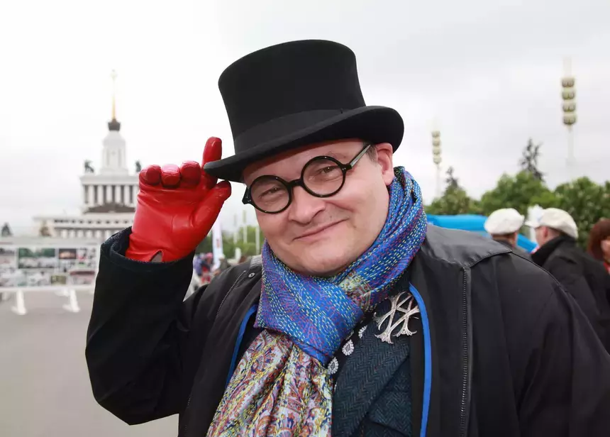 Александр Васильев устроил истерику в аэропорту Казани и проклял сотрудницу из-за бутылки