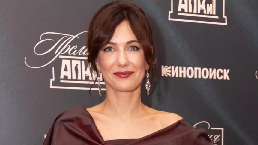 45-летняя Екатерина Климова удивила поклонников фотоссесией в белом платье без белья