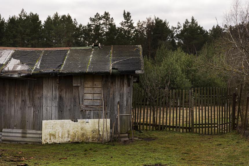 В Красноярском крае обнаружили тело ребенка, которого мать родила в уличном туалете