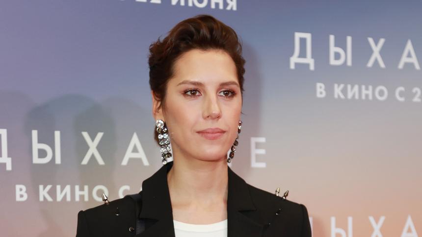 Ирина Горбачева вышла в свет в мини-юбке и объявила о разводе с экс-солистом Quest Pistols