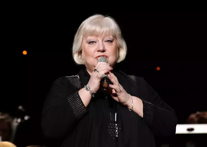 Боится потерять театр: 72-летняя Крючкова испытывает проблемы со здоровьем после онкологии