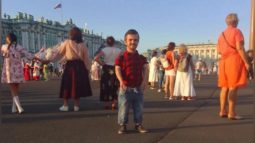 «Плакал от обиды и грусти»: актер маленького роста Петр Николаев рассказал о травле в школе