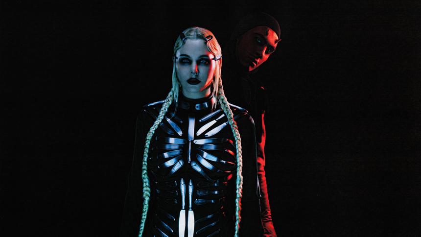 Певица To-Ma снялась в клипе в платье из антикварных ножей стоимостью 100 тысяч рублей