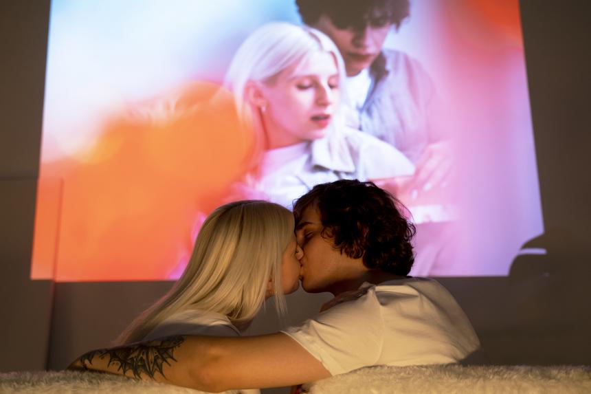 Просмотр порно с партнером: как это влияет на сексуальную жизнь и в чем опасность