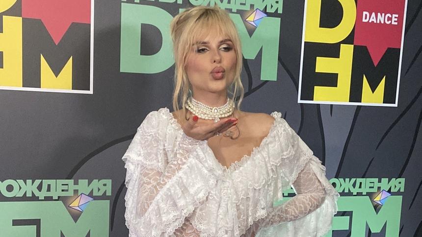 Ханна появилась в экстра-мини, а DJ Smash и Niletto сбежали от прессы: 23-летие радио DFM