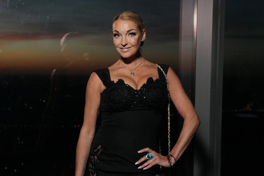 «Я одобряю»: Анастасия Волочкова уложила 17-летнюю дочь и ее молодого человека во взрослой спальне