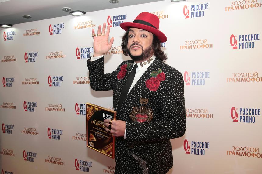 «Неужели женился?»: Филипп Киркоров год состоял в отношениях и появился с кольцом на безымянном пальце