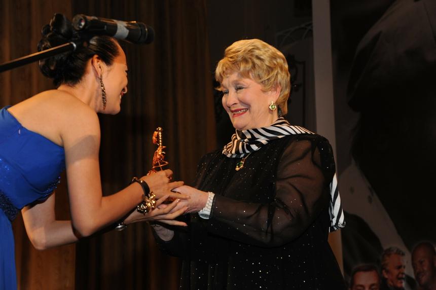 Без уколов неадекватный человек: Людмила Хитяева тяжело переживает смерть единственного сына