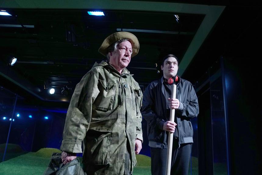 Николаю Ефремову удалили несколько костей таза после падения с третьего этажа