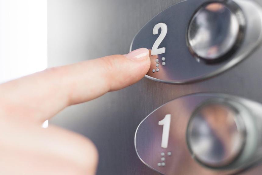 В лифте дома в Набережных Челнах обнаружено тело избитой голой женщины