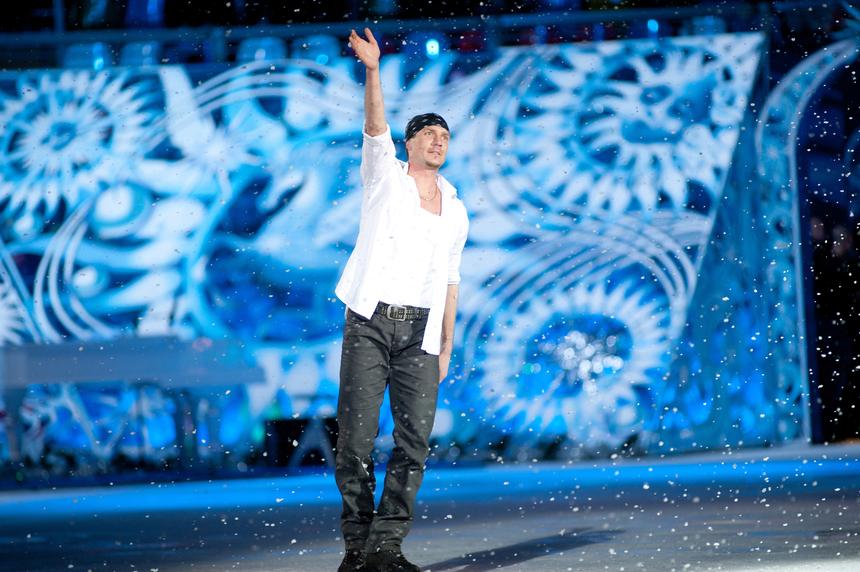 Жена сама открывает двери и носит пакеты с продуктами: Костомаров вышел на прогулку с супругой