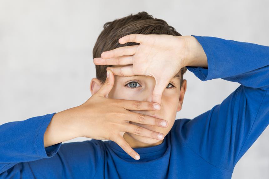 Жаловался на боль: врачи вытащили из глаза мальчика 11 личинок мухи