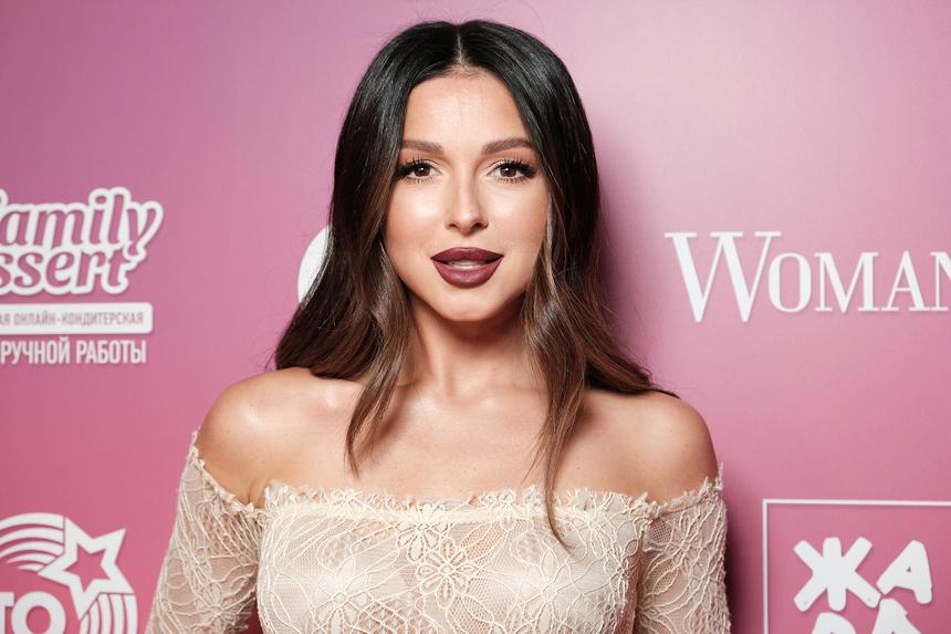 Везла маму и детей в экономе: певицу Нюшу начали травить за поступок в самолете