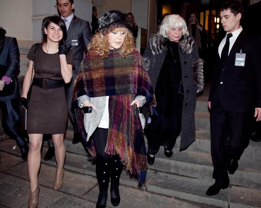 Теннисный корт как дворец: Алла Пугачева отдыхает с шиком на вилле, которую сняла в Латвии