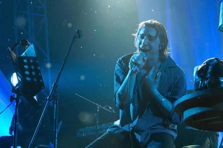 Поют песни и кричат «Панки, хой!»: что происходит на могиле Горшка в десятую годовщину его смерти