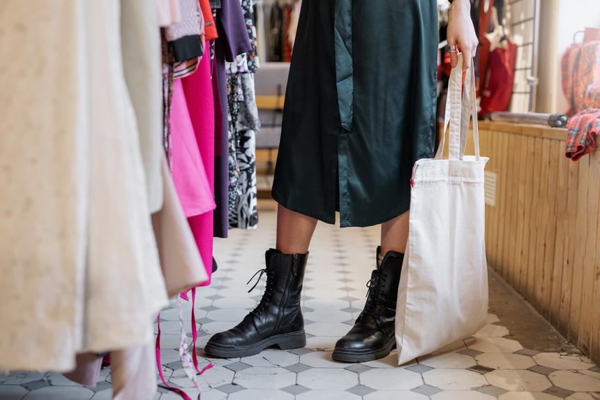 В Екатеринбурге объявили в розыск похитительницу трусиков из бутика