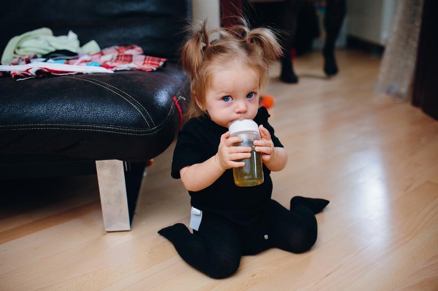 Разозлили детские слезы: пьяный мужчина выбросил с третьего этажа чужого ребенка