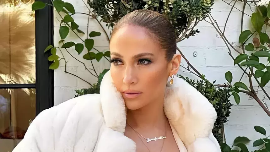 Ругалась и материлась: Дженнифер Лопес набросилась на папарацци по пути из спортзала