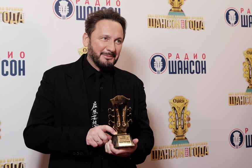 «Старательно избегает фото»: какие операции на лице скрывает Стас Михайлов