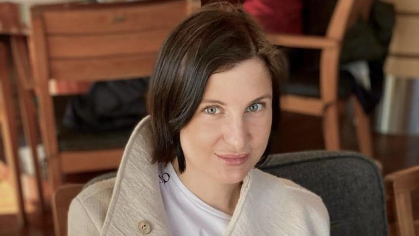 «Лечил жену почти 10 лет»: раскрыта правда о самоубийстве 37-летней супруги Жеки