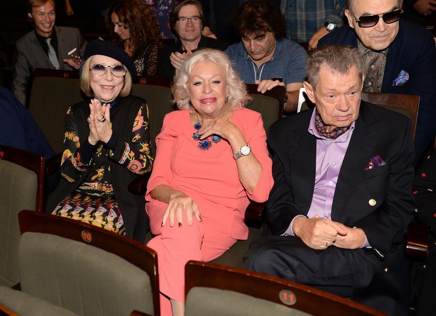 «Постоянно берет больничный и улетает на море»: откуда у Людмилы Поргиной столько денег, чтобы много путешествовать