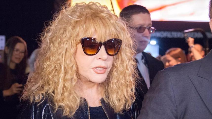 «Больше не стоит делать пластических операций»: что сотворила со своим лицом перетянутая Пугачева