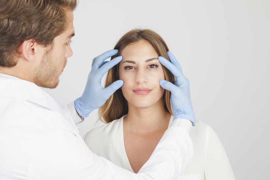 Спешить не стоит: в каком возрасте можно делать пластику носа, лица и груди